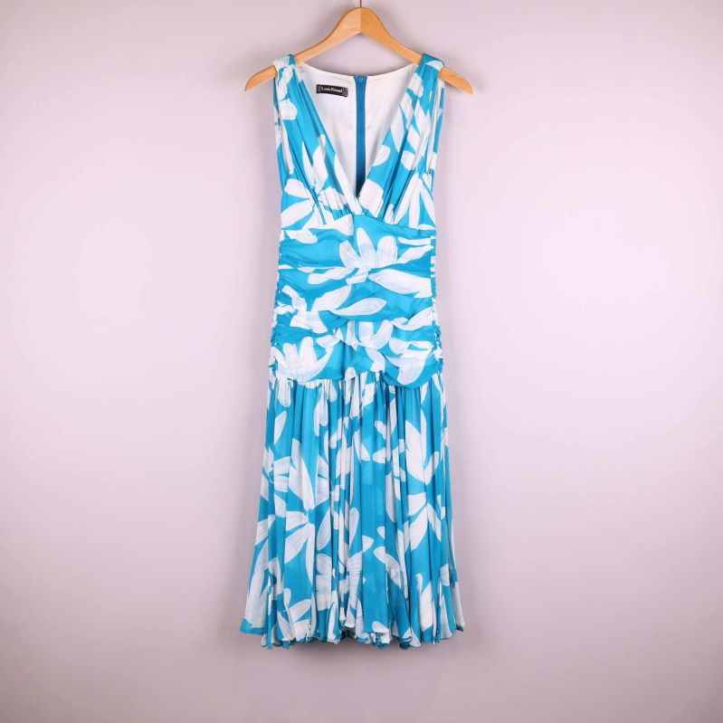 Framsida av blåvit plisserad klänning på galge