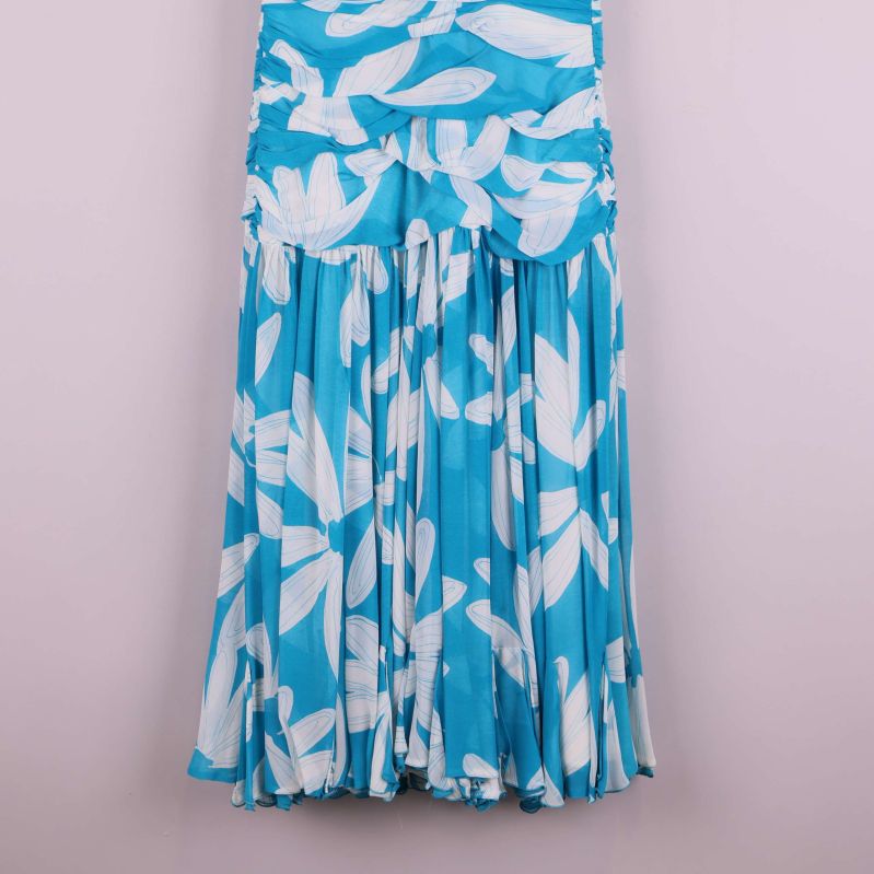 Närbild på plisserad kjol med blåvitt blommönster