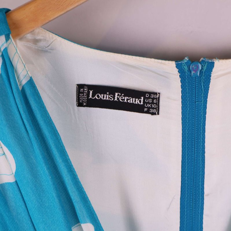 Närbild på Louis Féraud-märkeslapp på insidan av klänningen