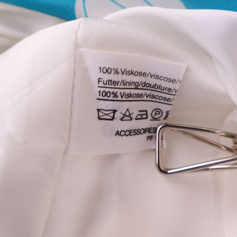 Materiallapp visar 100% viskos i blåvit klänning