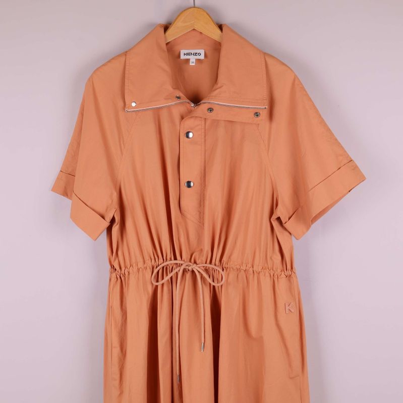 Detaljerad vy av överdelen med dragkedja och tryckknappar