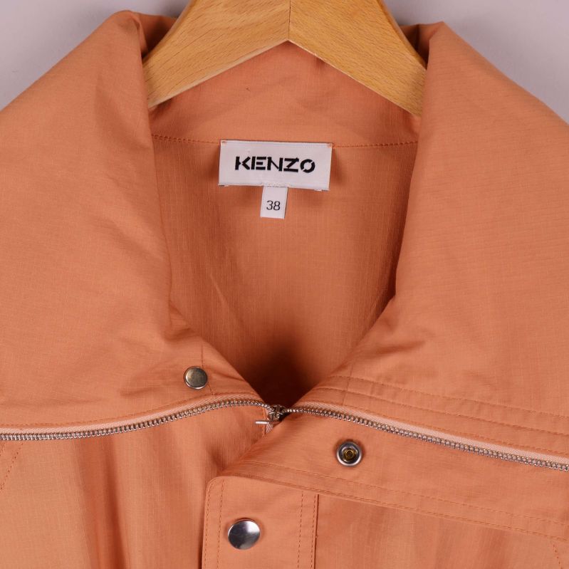 Närbild på Kenzo-etikett och storlek 38 i kragen