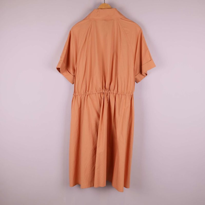 Baksida av aprikos kortärmad klänning på galge