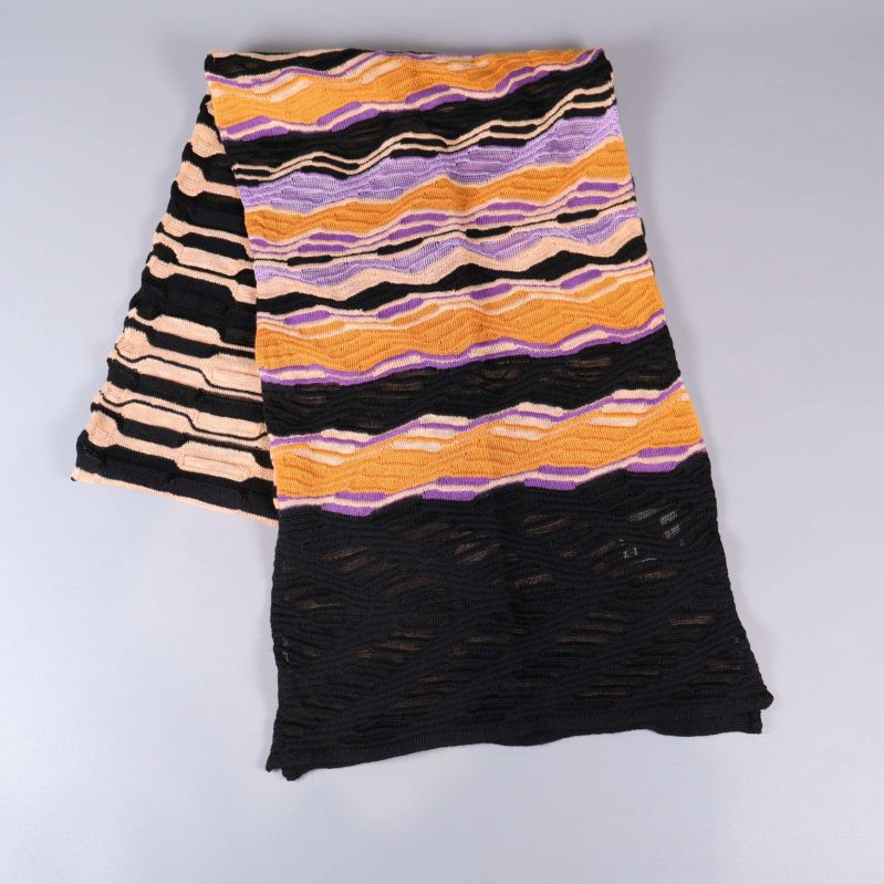 Halsduk med vågiga ränder i svart, beige, orange och lila