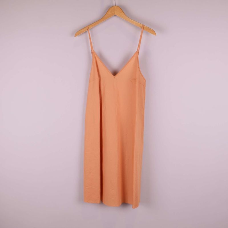 Matchande underklänning med tunna axelband i aprikos