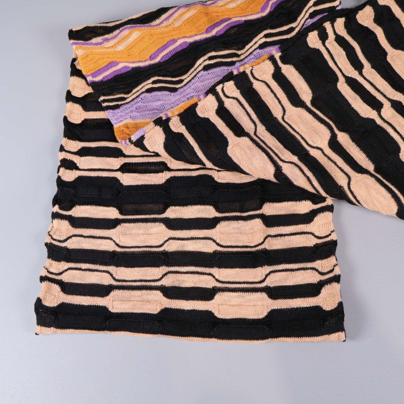 Närbild av halsdukens vågmönster och färger