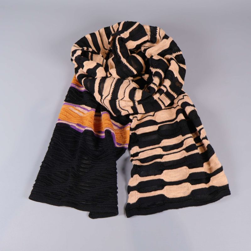 Halsduk upplagd i en cirkel, visar färg och struktur