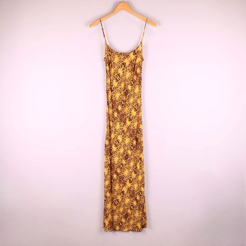 Lång mönstrad klänning på trägalge framifrån