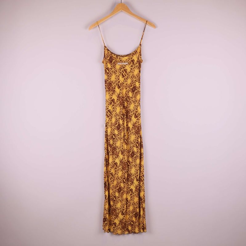 Lång mönstrad klänning på trägalge bakifrån