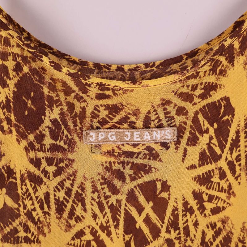 Närbild på tygmönster och JPG JEAN'S etikett i halsen