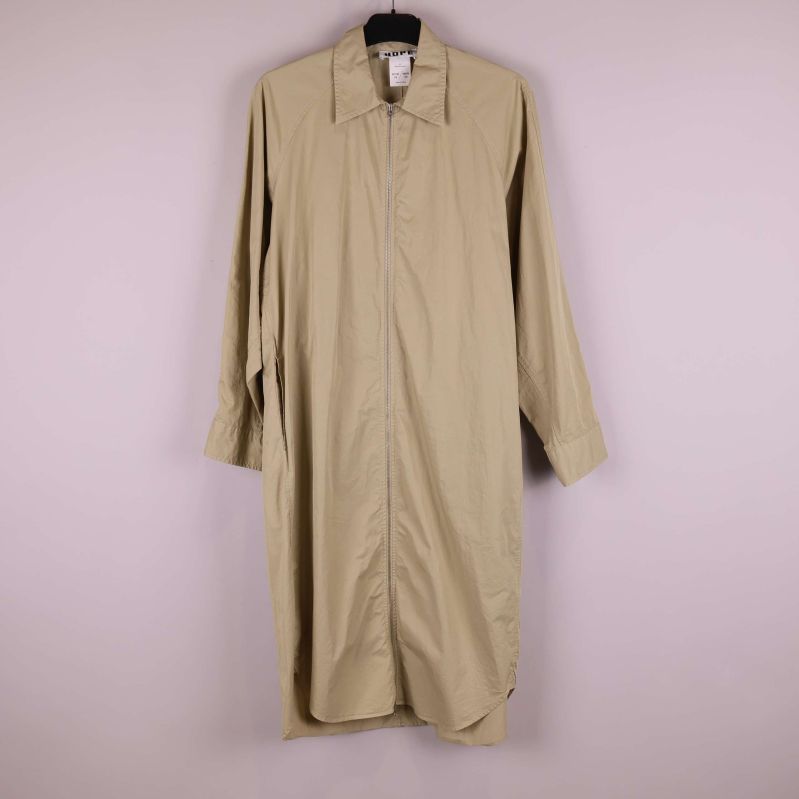 Beige lång skjortklänning upphängd framifrån