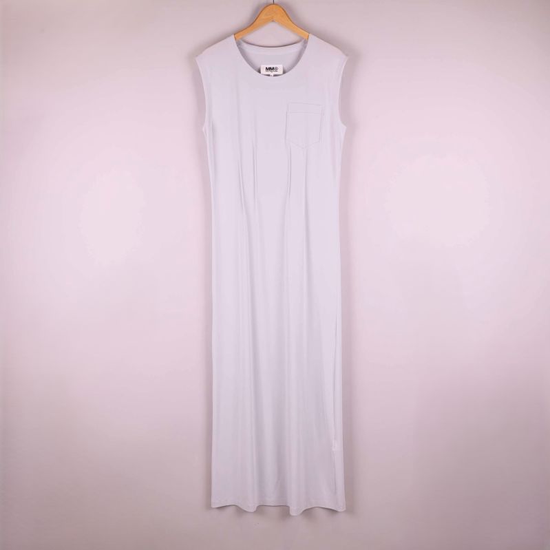 Vit ärmlös långklänning på galge mot ljus bakgrund