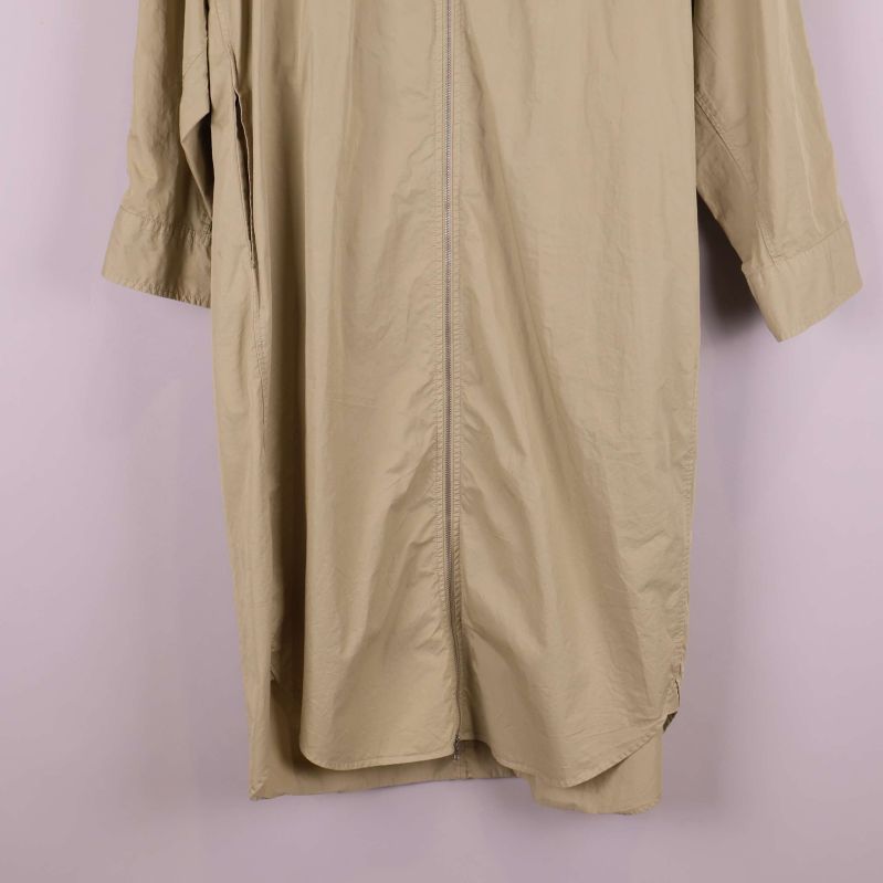 Närbild på nederdel av skjortklänningens framsida och fåll