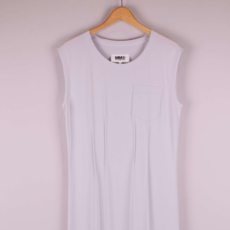 Övre del av vit klänning med ficka vid bröstet