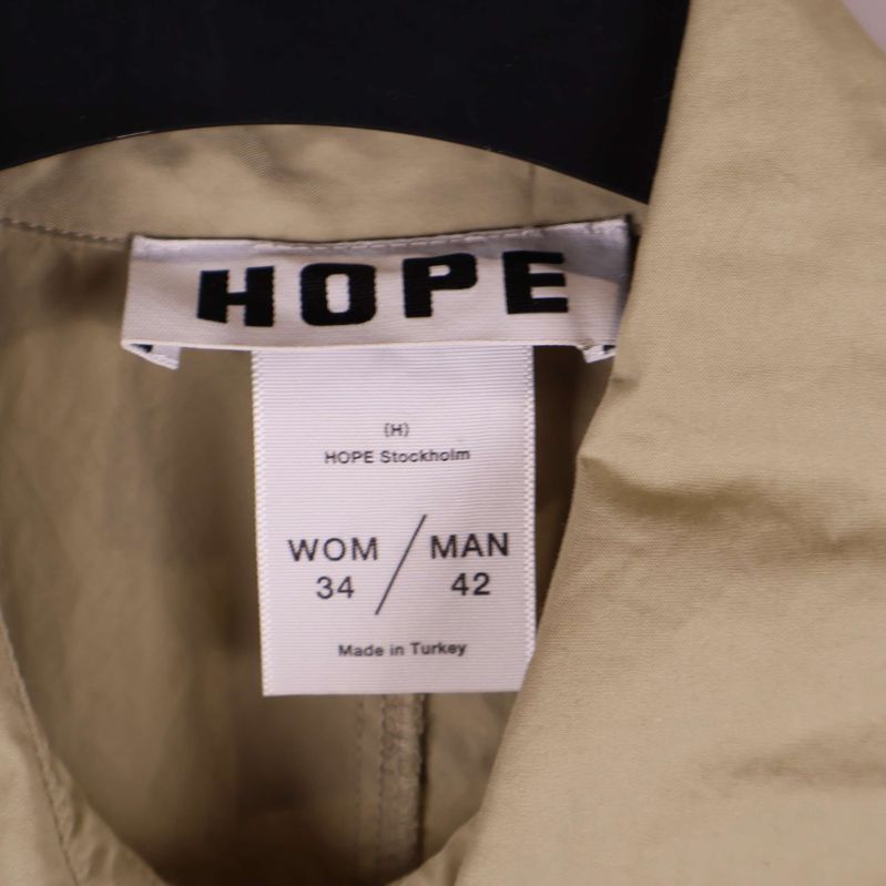 Närbild på HOPE-etikett i nacken med storleksinfo WOM/MAN 34/42