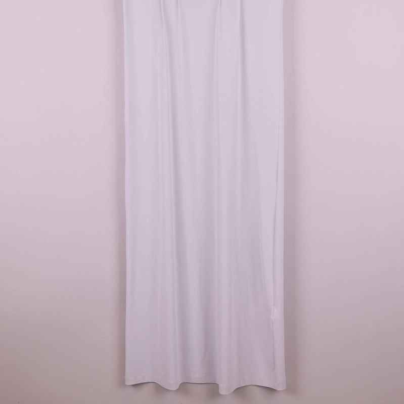 Nedre delen av vit långklänning, tygdetaljer syns