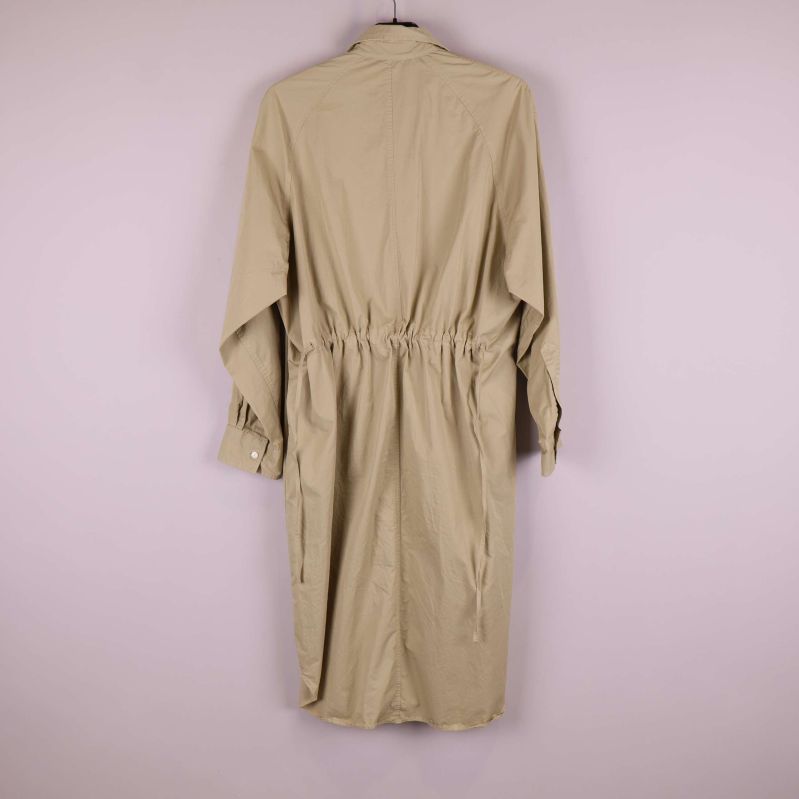 Baksidan av beige skjortklänning med elastisk rynk i midjan