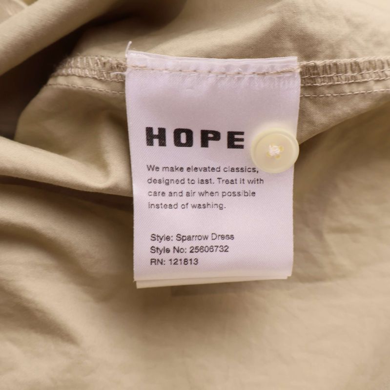 Inneretikett med stilnamn Sparrow Dress och HOPE-logga