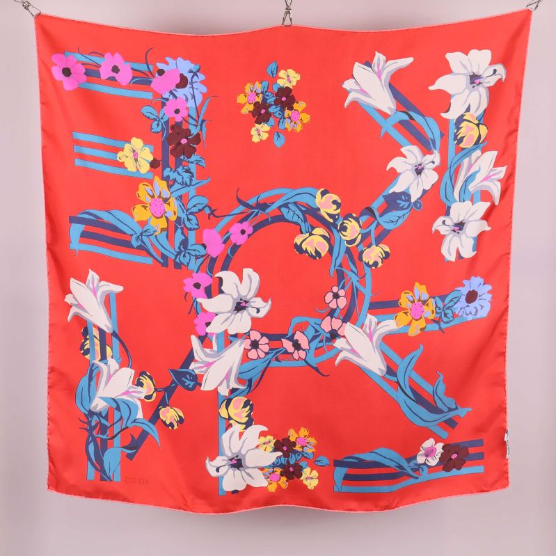 Röd scarf med stora blommor och detaljerade bokstäver