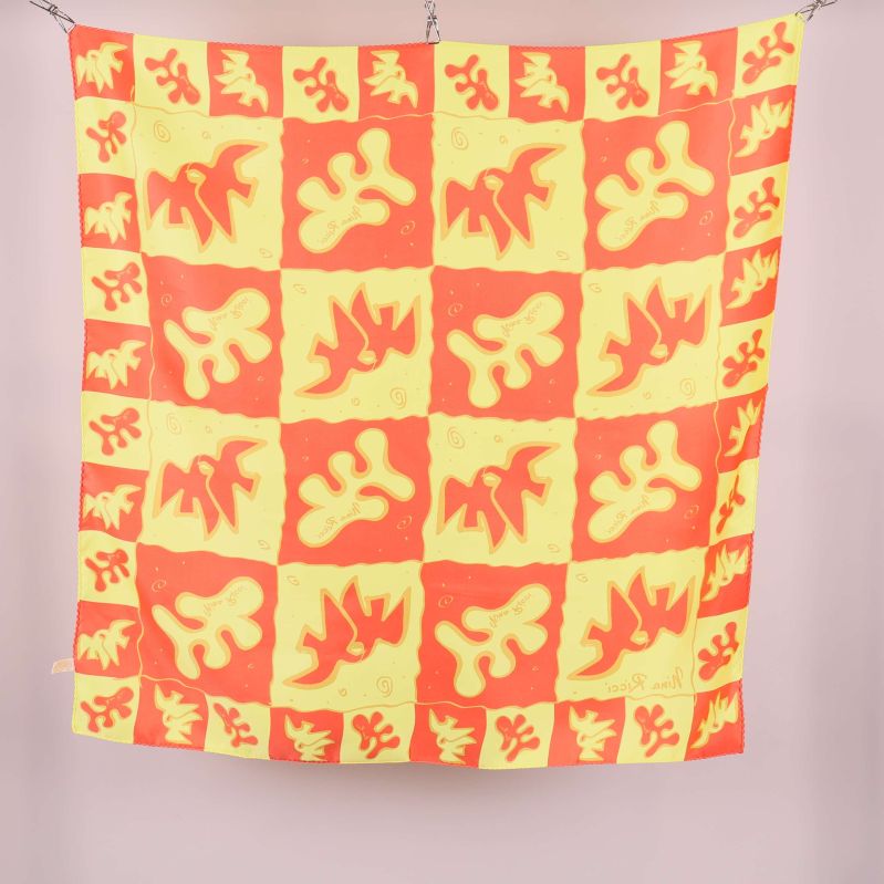 Färgglad scarf med rutigt och organiskt mönster i helbild