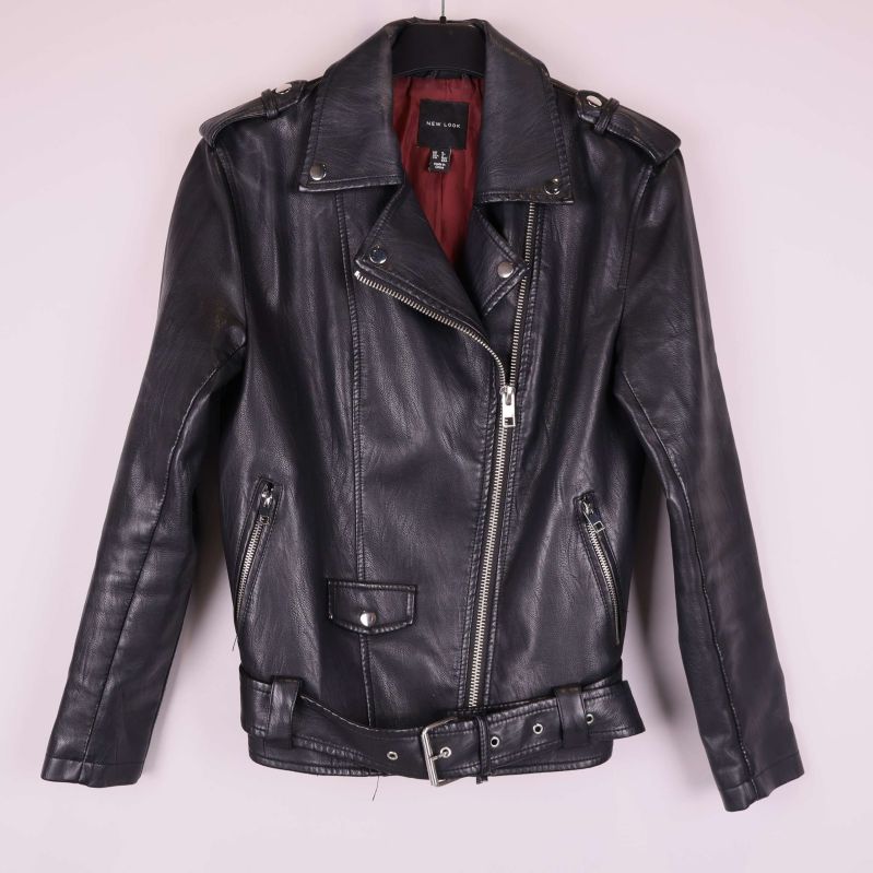 Svart bikerjacka med röd insida och dragkedjor