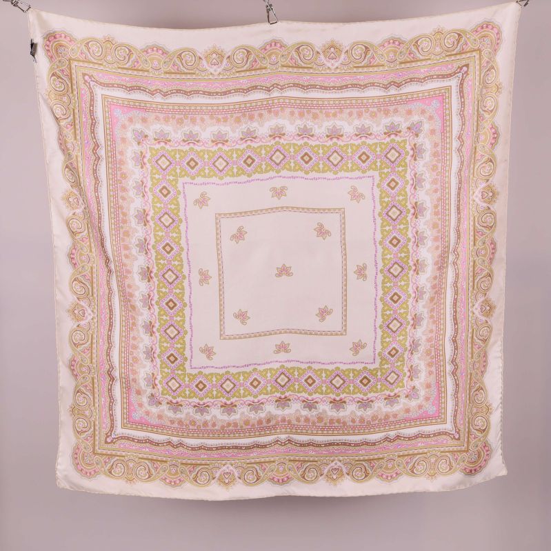 Scarfen visas bakifrån med dekorativ kant