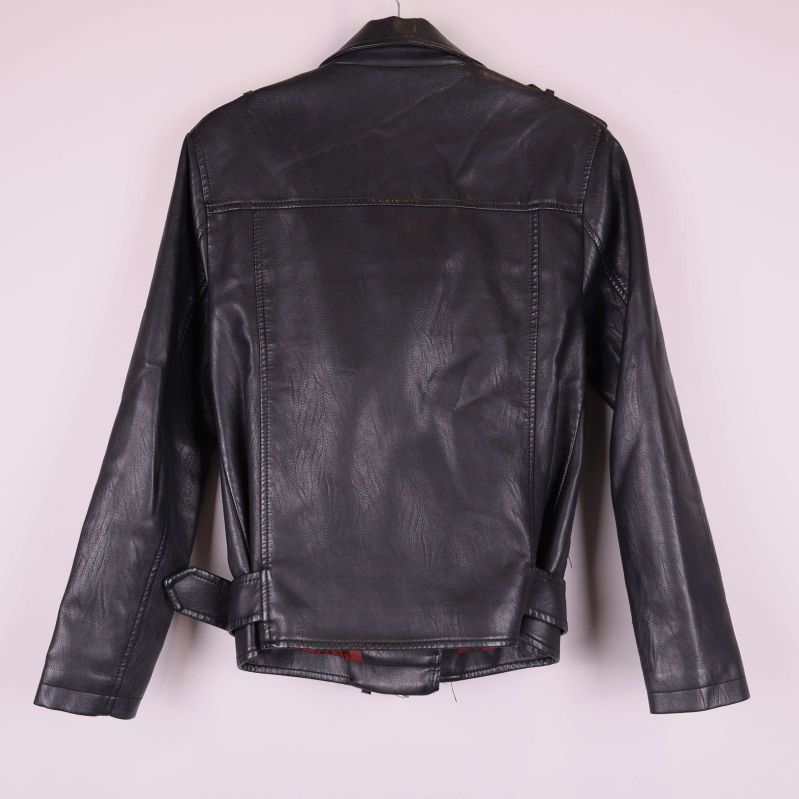 Baksidan av svart bikerjacka i skinnimitation