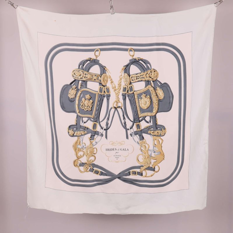 Kvadratisk vit sidenscarf med grått och guld färgmönster