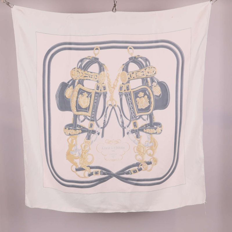 Sidenscarf med detaljrik illustration i grått och guldfärg