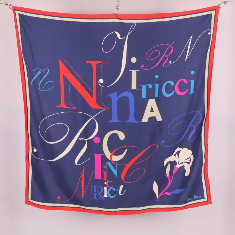 Marinblå scarf med färgglada bokstäver och blomma