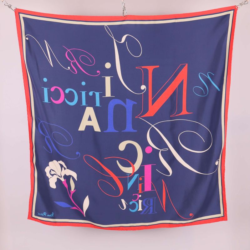 Baksidan av marinblå scarf med samma motiv