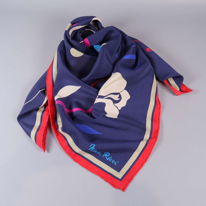 Vikt scarf med blommotiv och signatur i hörnet