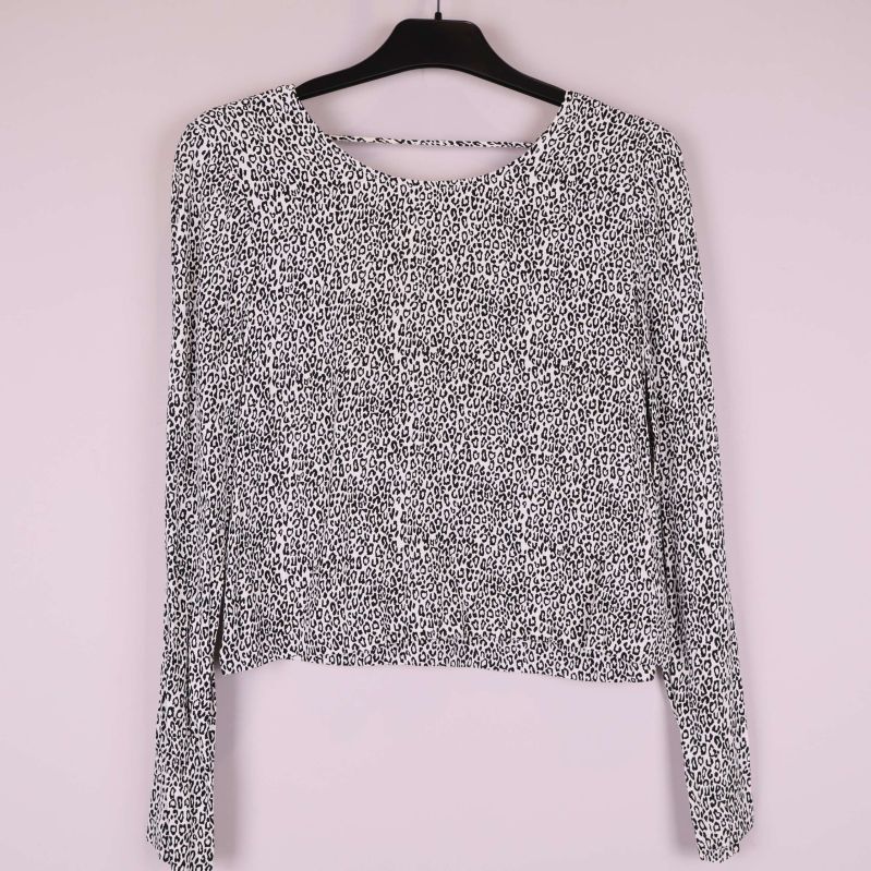 Leopardmönstrad blus med lång ärm och rund hals, framifrån
