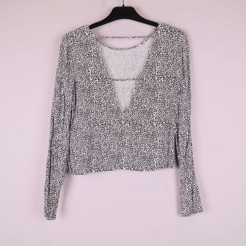 Leopardmönstrad blus med öppen rygg och rem upptill, bakifrån