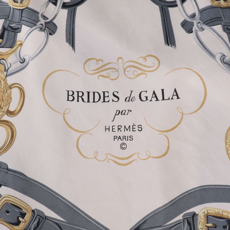 Närbild på Hermès Brides de Gala logotyp på scarfen
