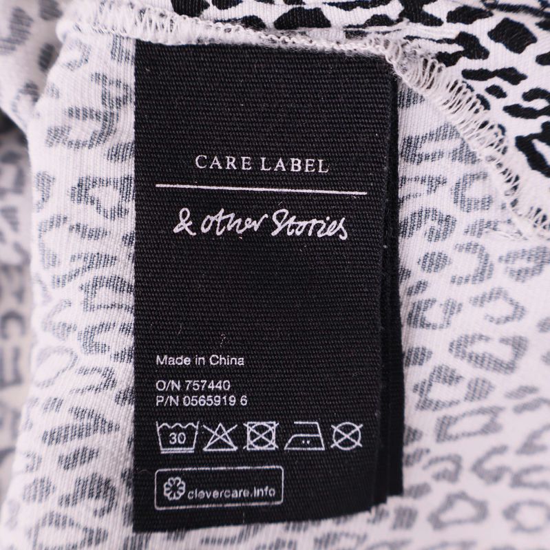 Svart etikett med & Other Stories logga och tvättråd