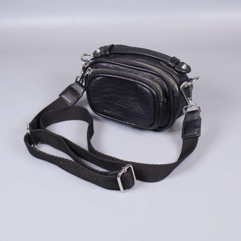 Svart väska med justerbar axelrem och flera dragkedjefack