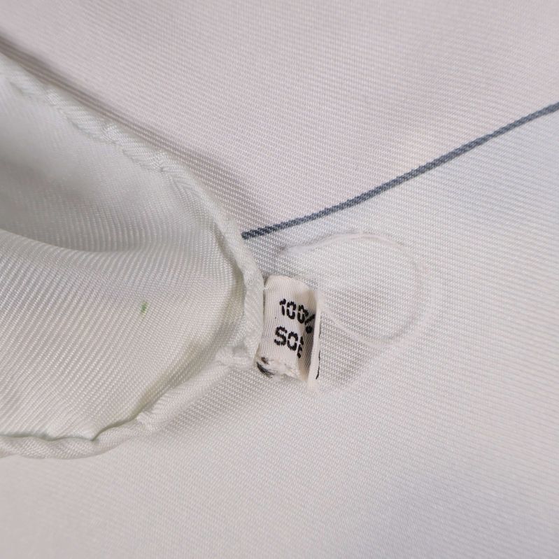 Etikett som visar 100% siden-material på scarfen