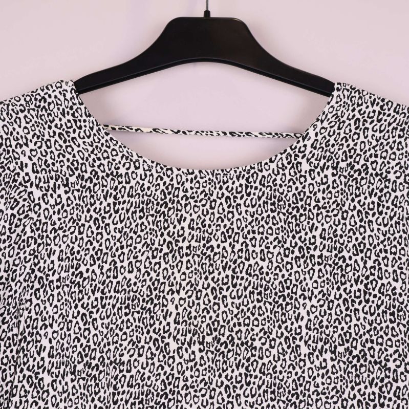 Närbild på leopardmönstrad halsringning med rem baktill