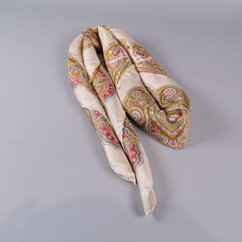 Scarfen rullad till ett smalt band