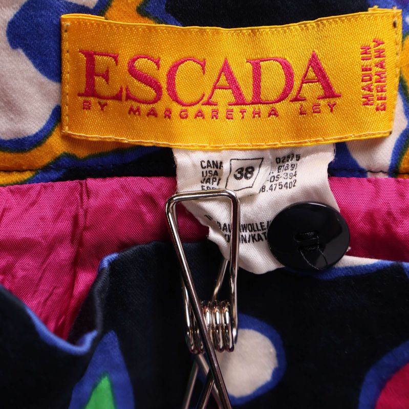 Närbild på Escada-märke och storlekslapp i kjolen