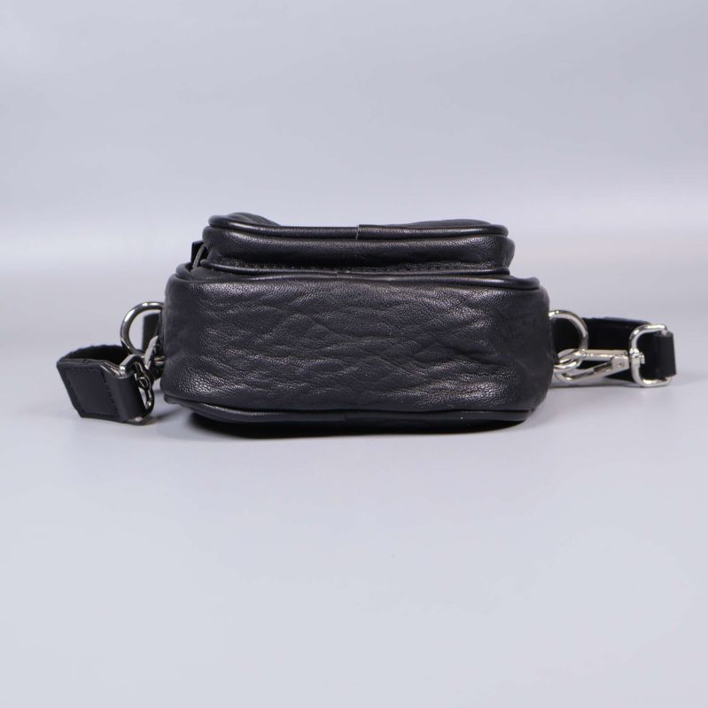 Undersidan av svart väska med slät yta