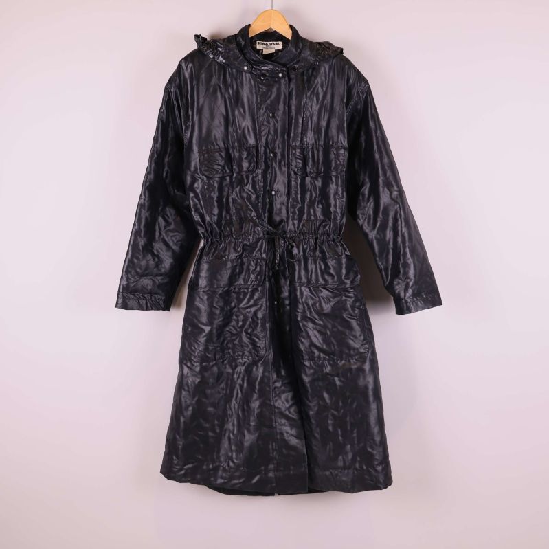 Svart glansig parkas med huva fotograferad framifrån