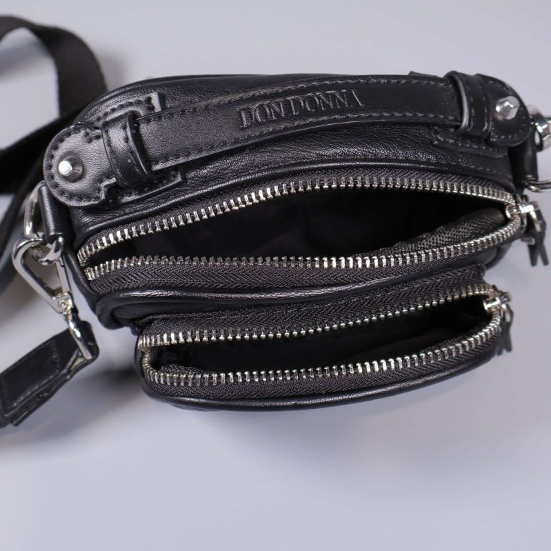 Öppnad svart väska med två rymliga fack och tydligt Don Donna-text