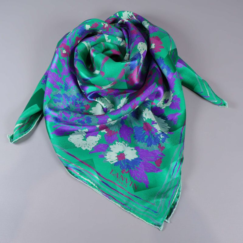 Grön scarf med vikta kanter och blommigt tryck