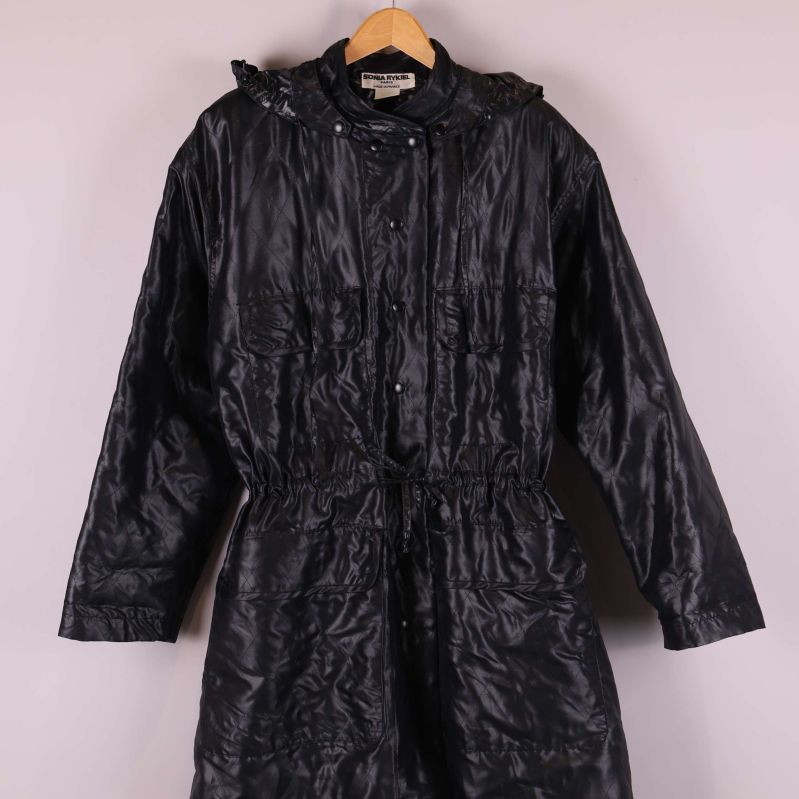 Närbild av överdelen på svart parkas 