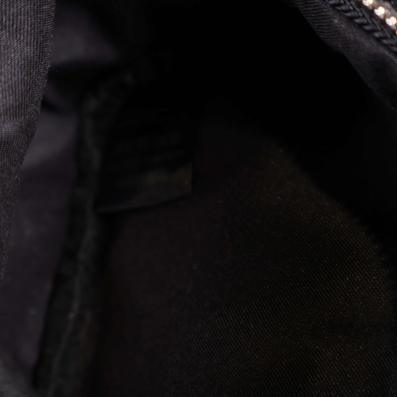 Detaljbild av fodret inuti väskan med mörk yta