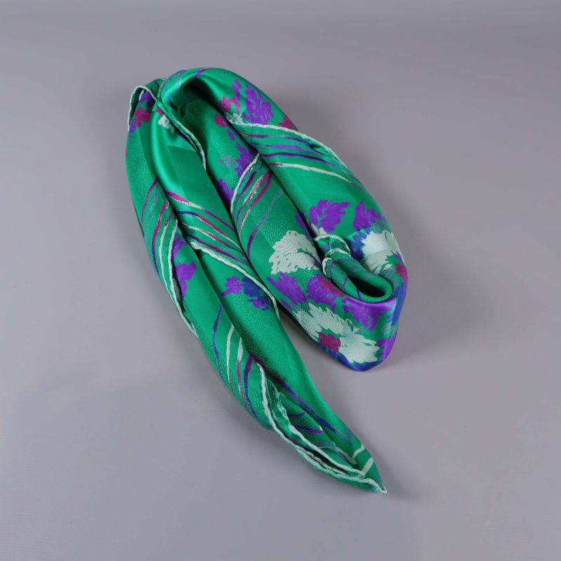 Vikt scarf i grönt med lila och vita blommor