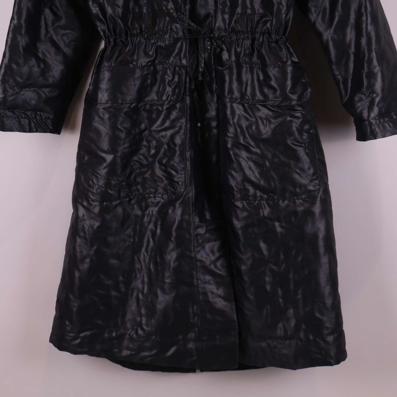 Närbild av nederdelen och dragsko på parkas