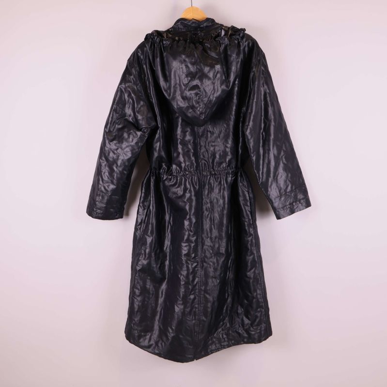 Svart  parkas med huva fotograferad bakifrån